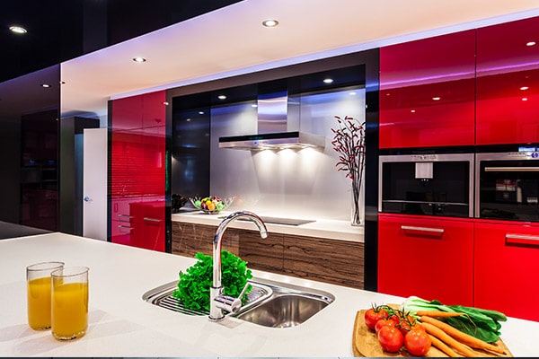 KB_blog1_2022DesignTrends_Inline_Kitchen_ColorContrast-min