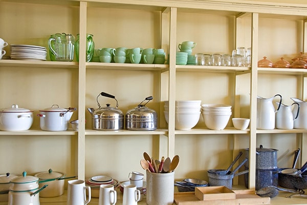 KB_blog1_2022DesignTrends_Inline_Kitchen_OpenShelving-min