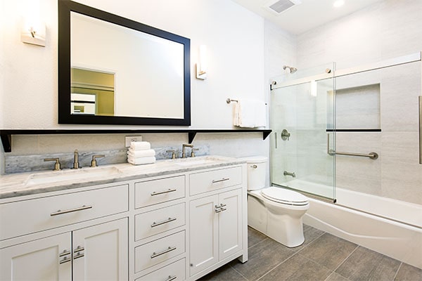 KBath_BlogOp2_6ShowerDoors_inlineImage1-min