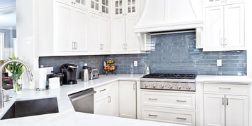 明るい現代様式の台所の微妙なタイルのbacksplash