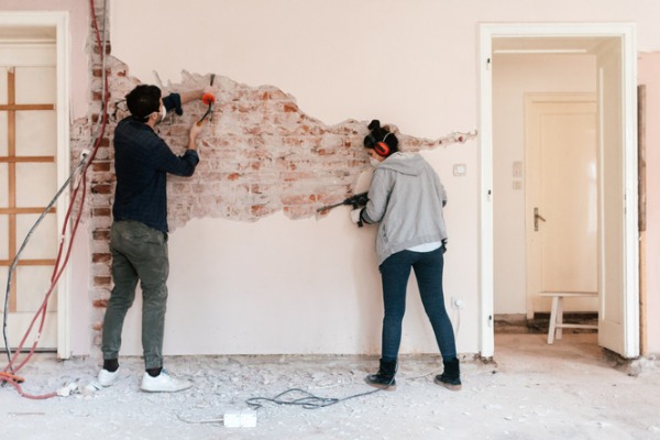 couple-working-on-reconstruction-of-their-apartment-picture-id1131420200