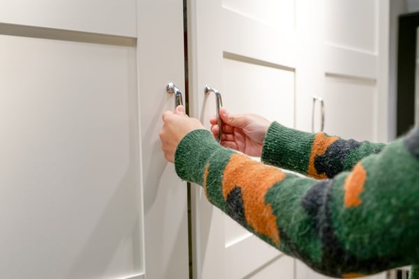 clean cabinet lines